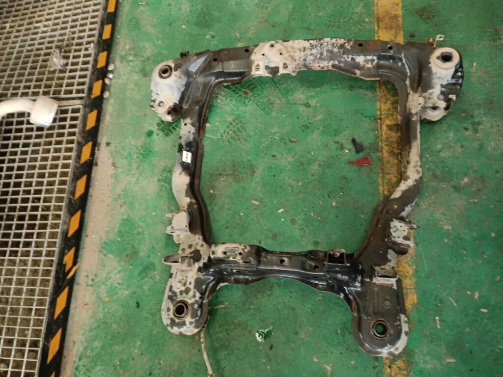 Балка под ДВС на Hyundai Tucson 1 JM G4GC, Переднее расположение