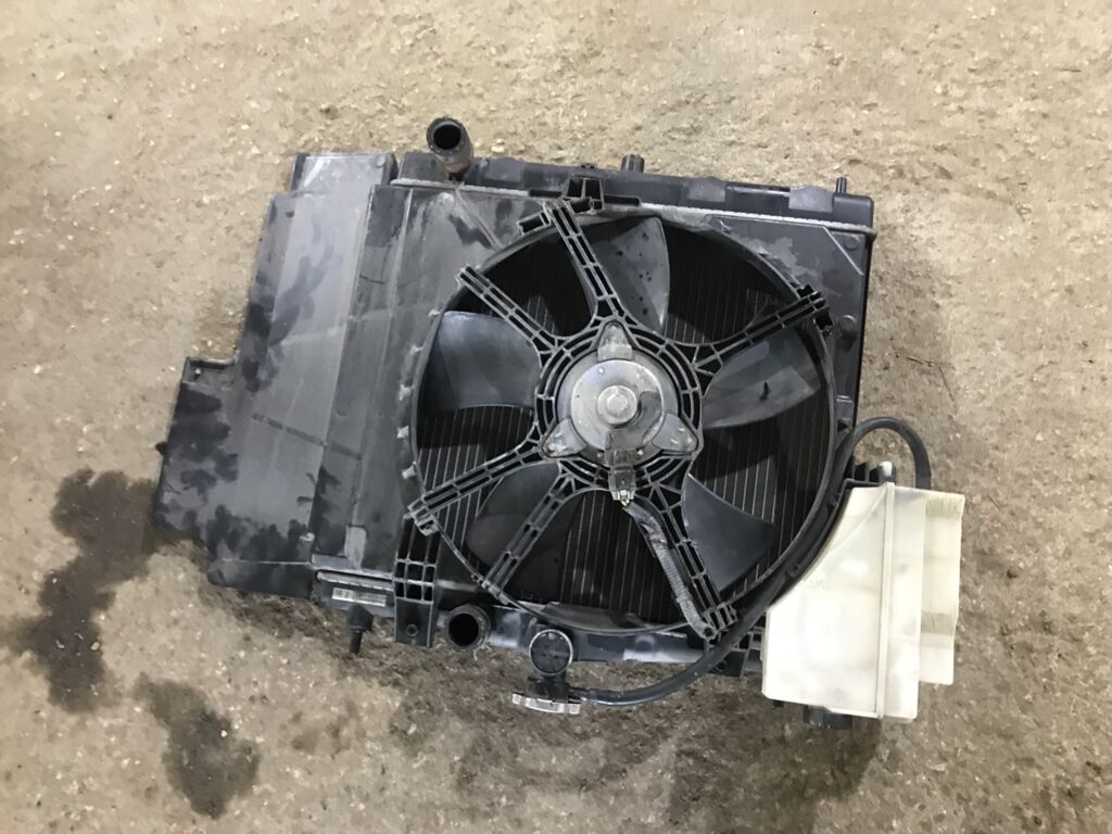 Радиатор ДВС на Nissan Note E11 HR15DE Фото 2