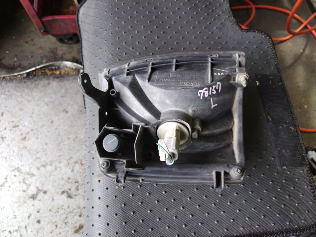 Поворотник к фаре на Toyota Crown Comfort YXS10 43-6, Левое расположение