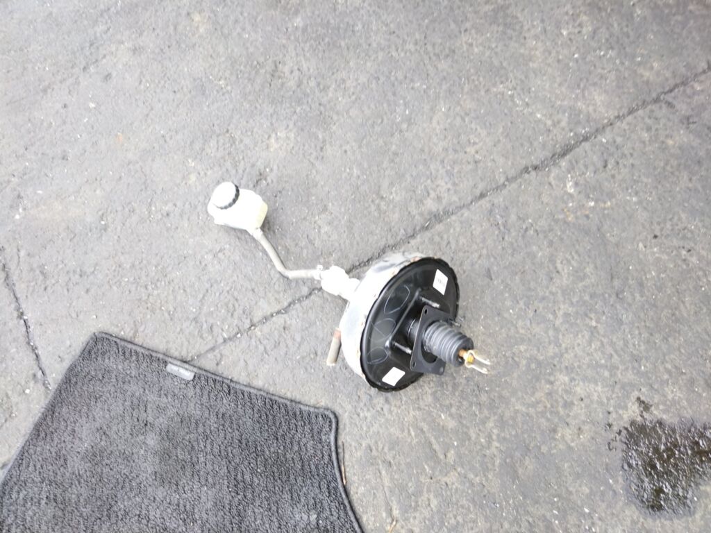 Главный тормозной цилиндр на Toyota Wish ZNE10G 1ZZ-FE 47201-68010