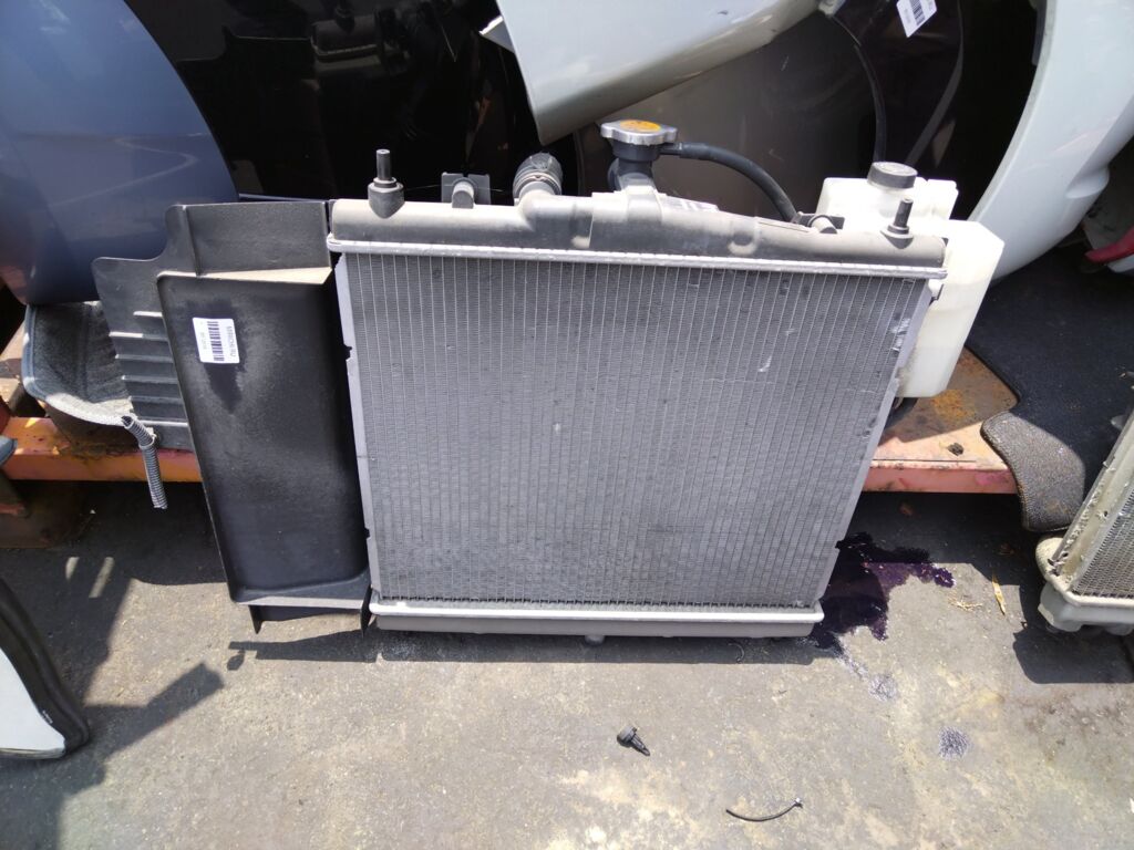 Радиатор ДВС на Nissan Note E11 HR15DE