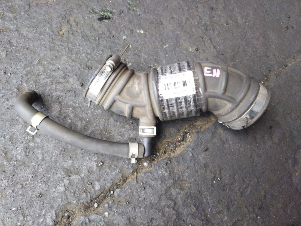 Патрубок воздушн.фильтра на Nissan Note E11 HR15DE 16578 ED000  16578 ED00A