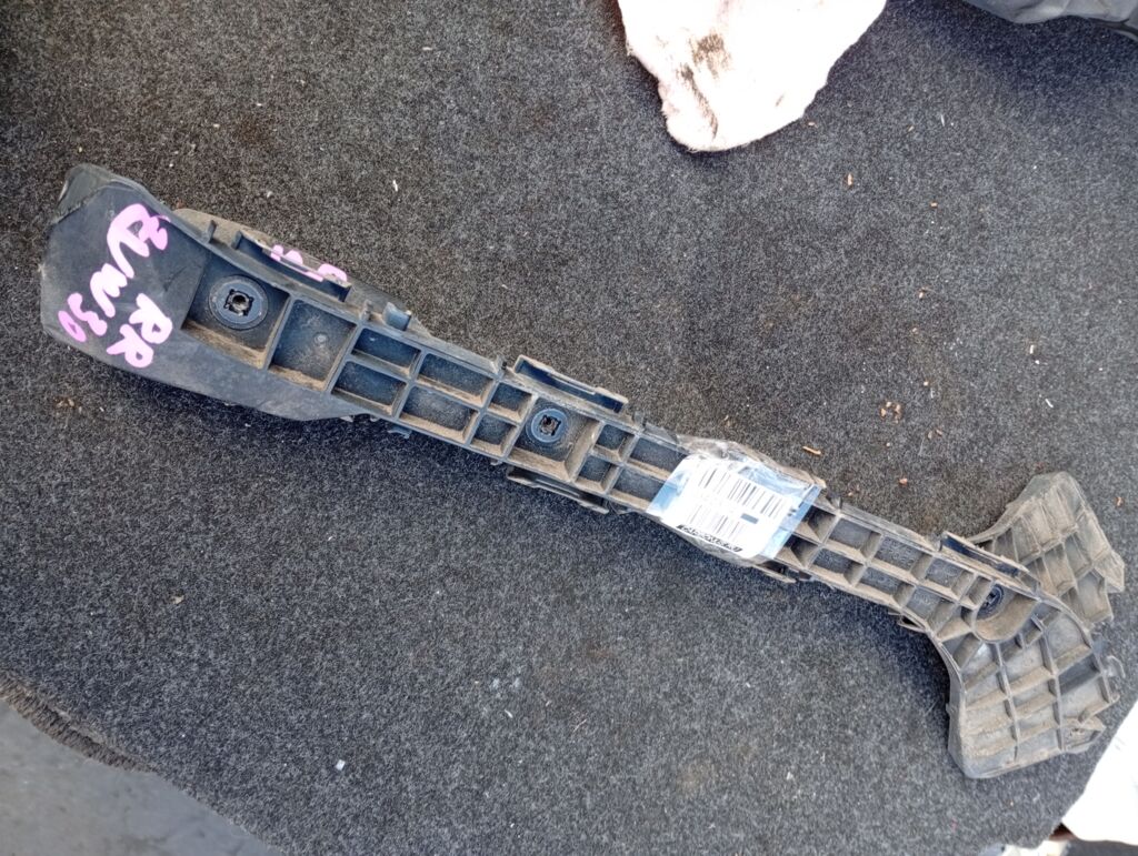 Крепление бампера на Toyota Prius ZVW30 52575-47020  52576-47020, Заднее расположение