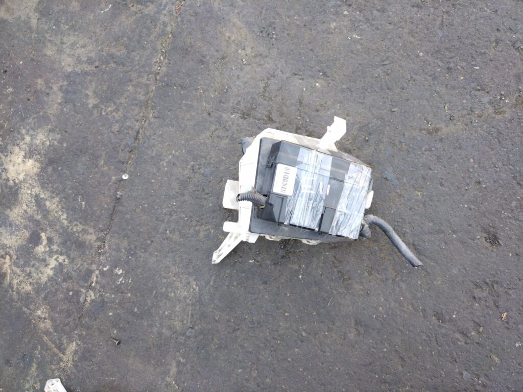 Блок предохранителей на Nissan Note E11 HR15DE