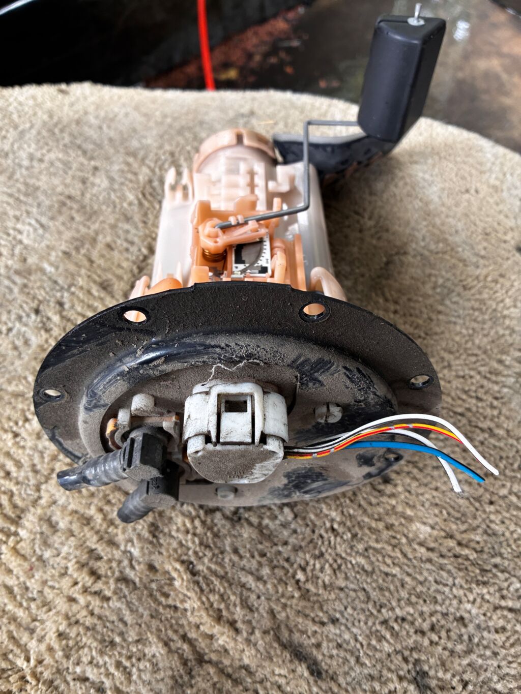 Бензонасос на Toyota Voxy AZR60G 1AZ-FSE