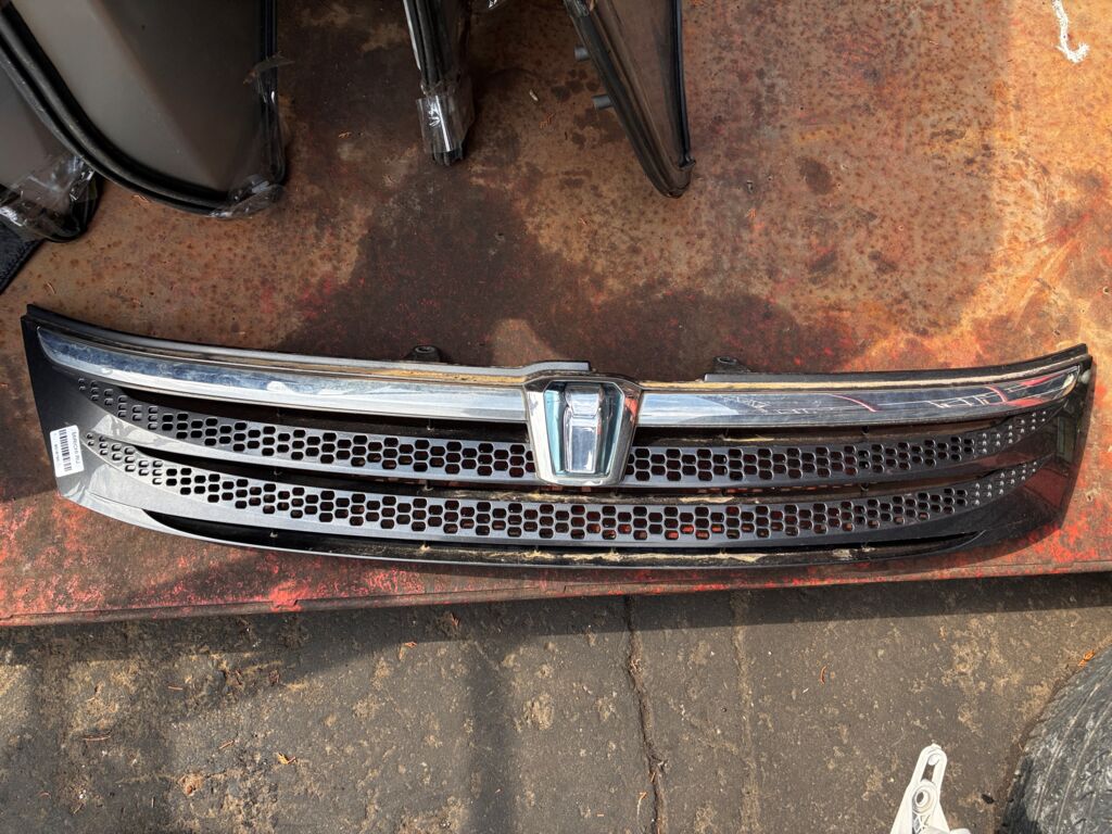 Решетка радиатора на Toyota Isis ANM10G 53101-44230