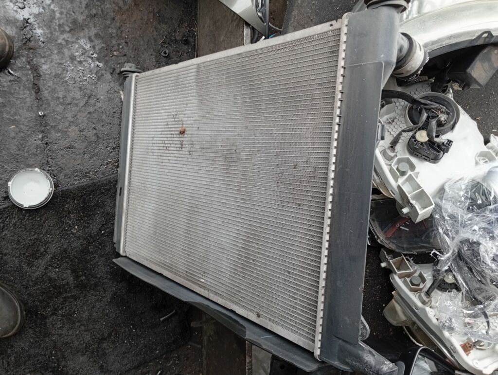 Радиатор ДВС на Toyota Isis ANM10G 1AZ-FSE