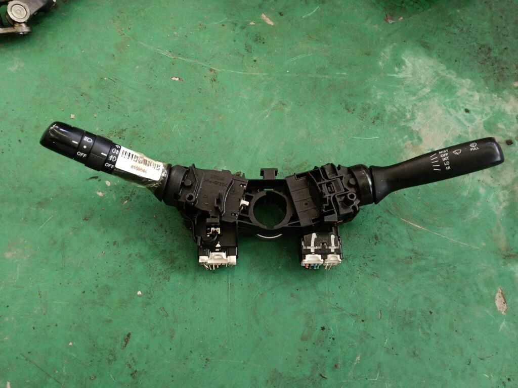 Переключатель поворотов на Toyota Corolla ZRE151L