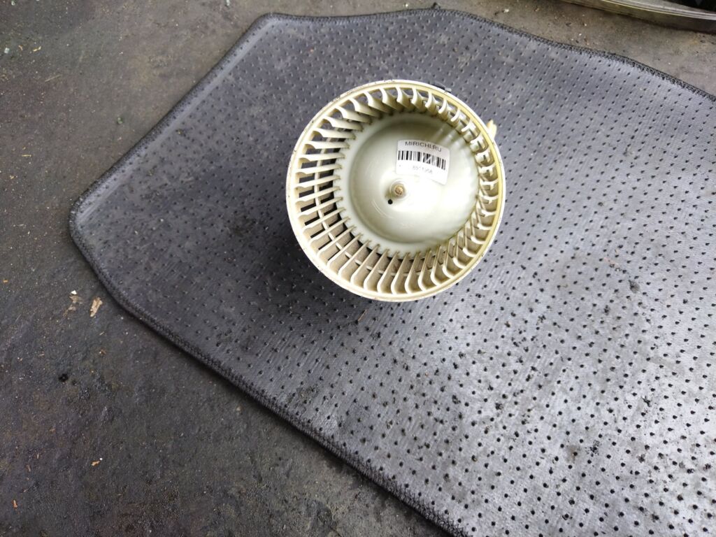 Мотор печки на Nissan March K13