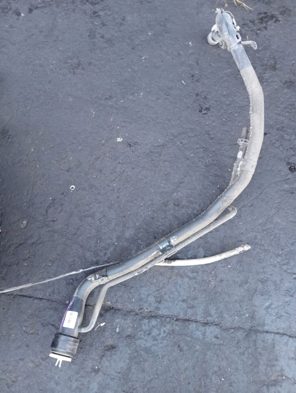 Заливная горловина топливного бака на Toyota Noah ZRR70G 3ZR-FAE