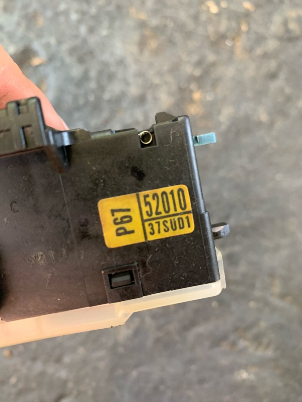 Переключатель поворотов на Toyota Vitz SCP10