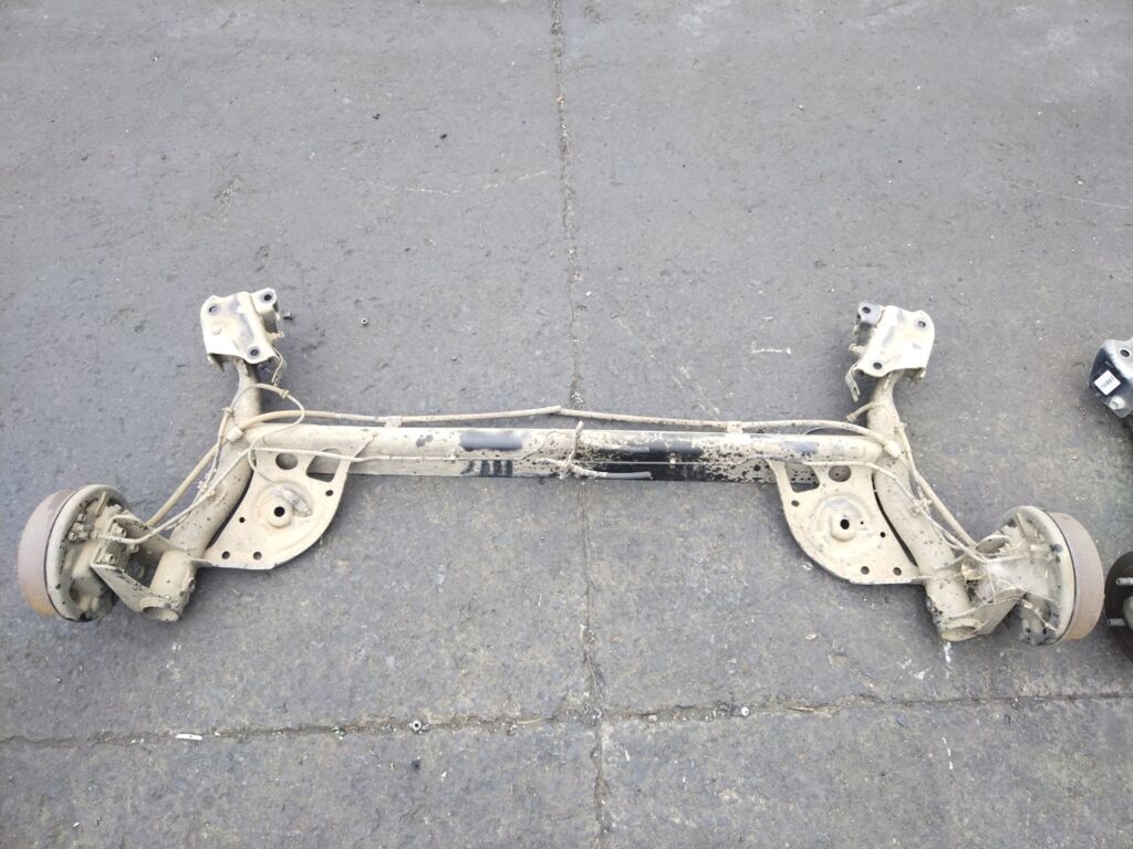 Балка подвески на Nissan Note E11 HR15DE, Заднее расположение