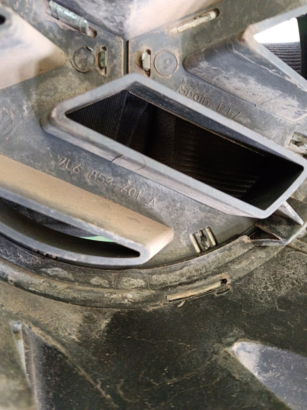 Решетка радиатора на Volkswagen Touareg 7L 7L6853601A