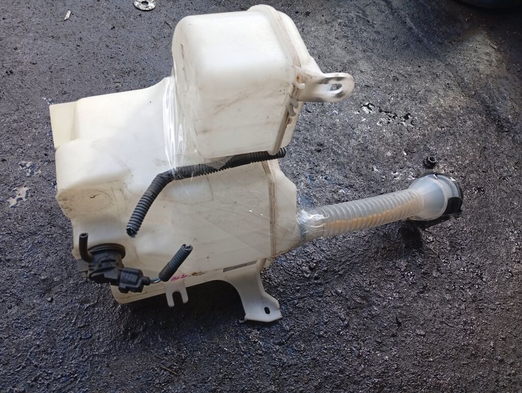 Бачок омывателя на Toyota Crown GRS180 85315-30360
