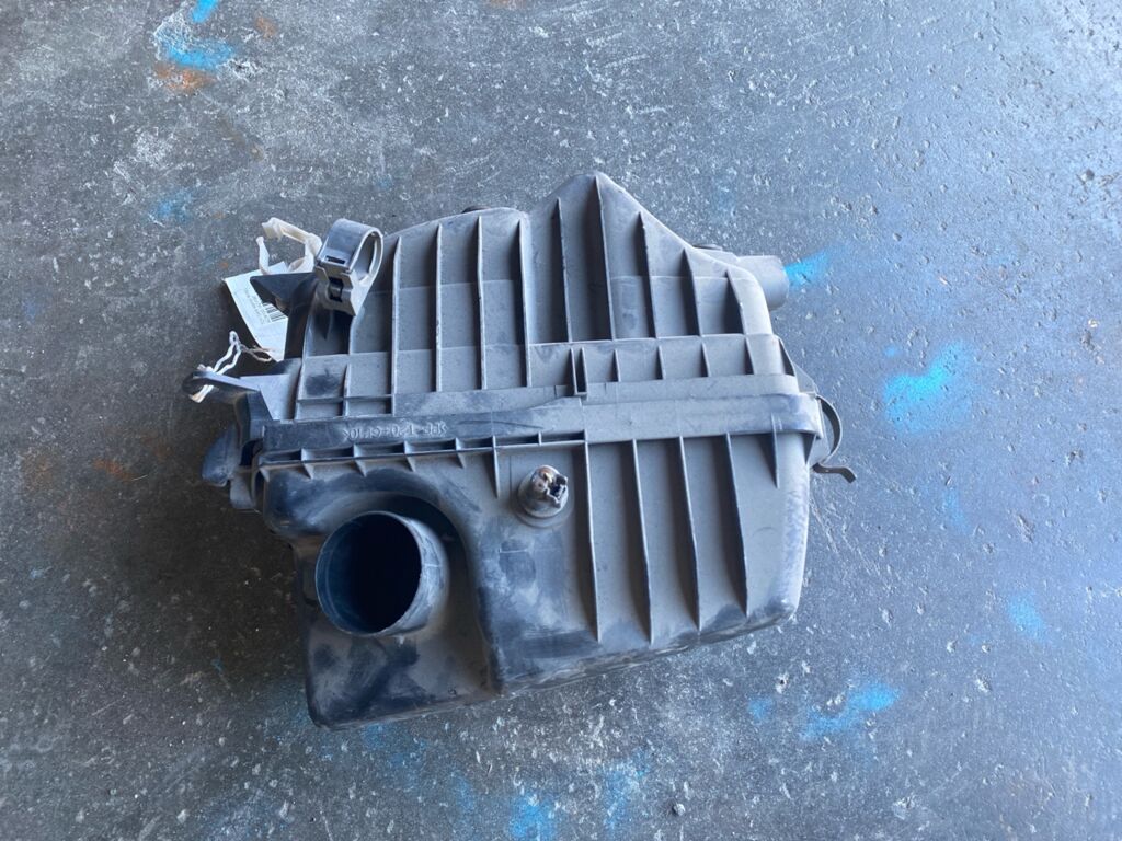 Корпус воздушного фильтра 17700-74720 на Toyota Gaia ACM10G 1AZ-FSE Фото 2