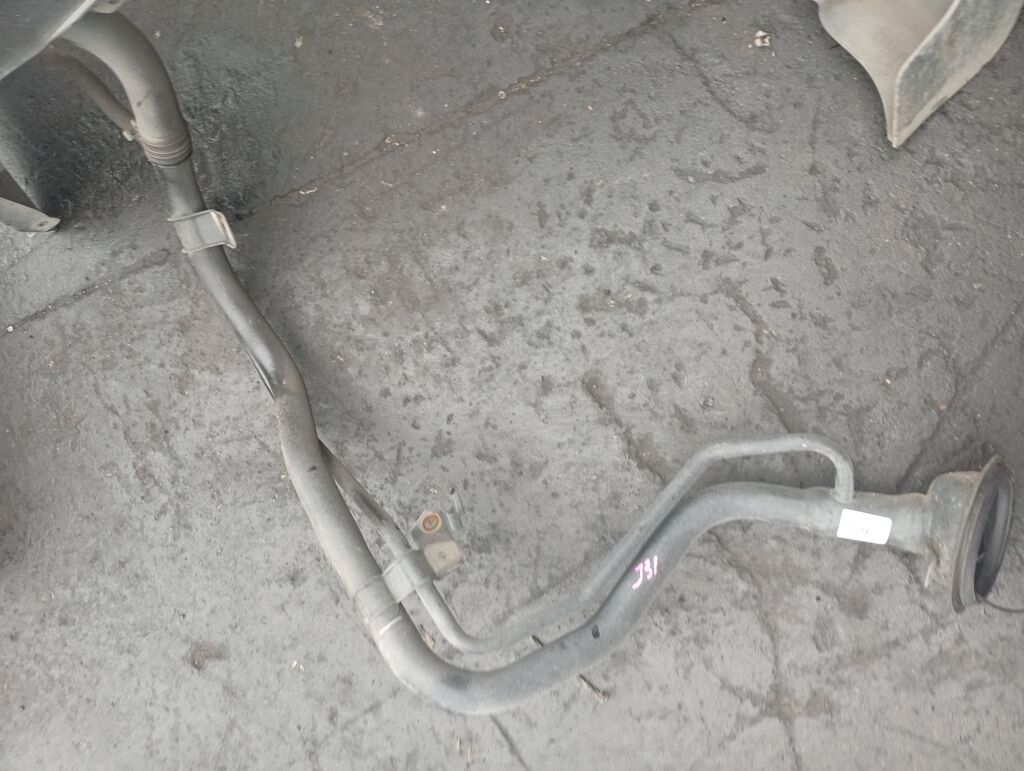 Заливная горловина топливного бака на Nissan Teana J31 VQ23DE