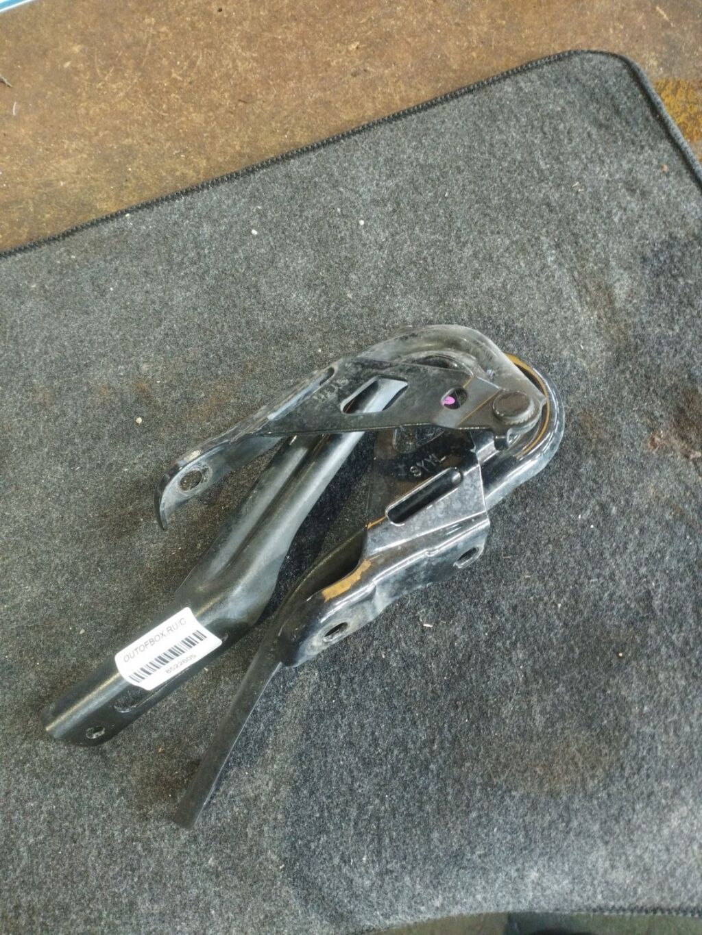 Крепление капота на Honda Freed GB3