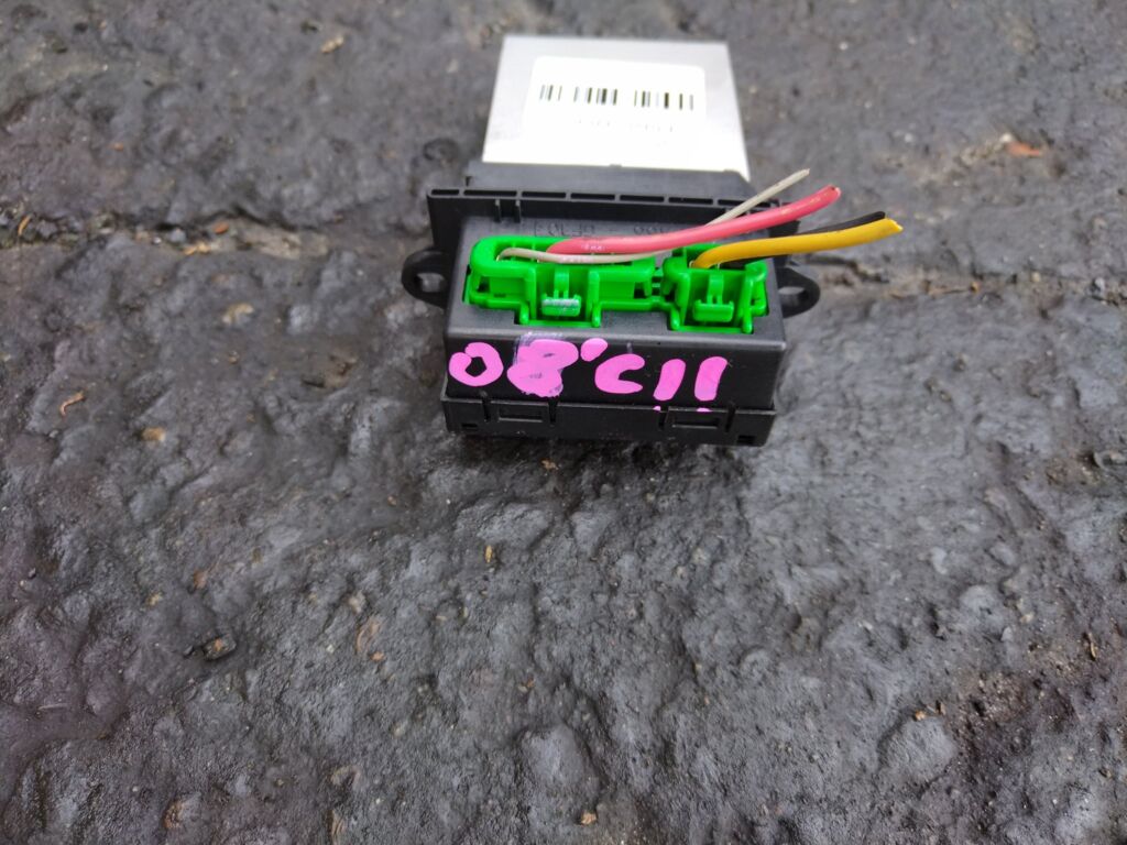 Регулятор скорости мотора отопителя на Nissan Tiida C11 HR15DE