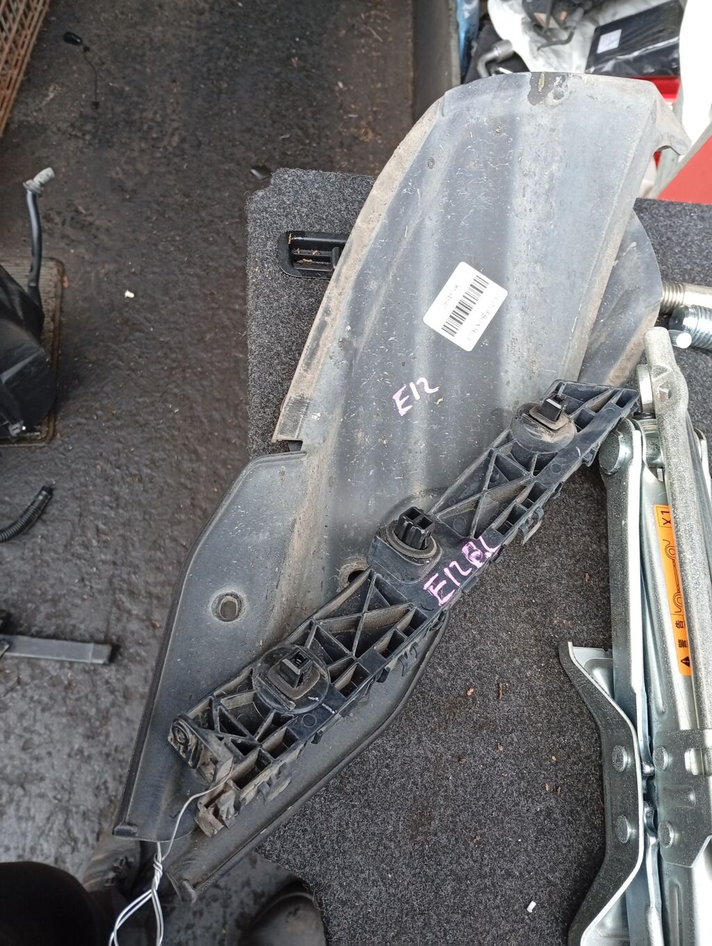 Подкрылок на Nissan Note E12 HR12DDR 78819-3VA0A  78818-3VA0A  85221-3VA0B, Заднее расположение