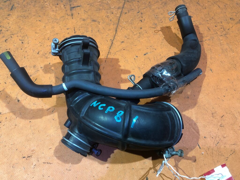 Патрубок воздушн.фильтра на Toyota Sienta NCP81G 1NZ-FE 17880-21070  17880-21071