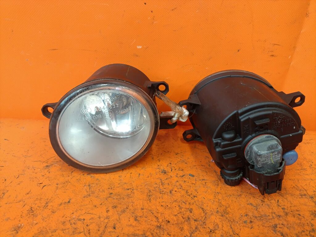 Туманка бамперная на Toyota Isis ANM10G 04709