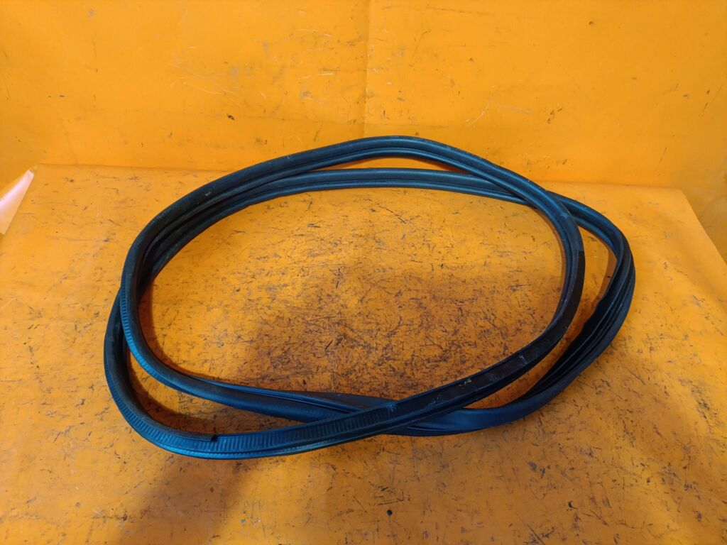 Уплотнение двери на Mitsubishi Colt Plus Z23W