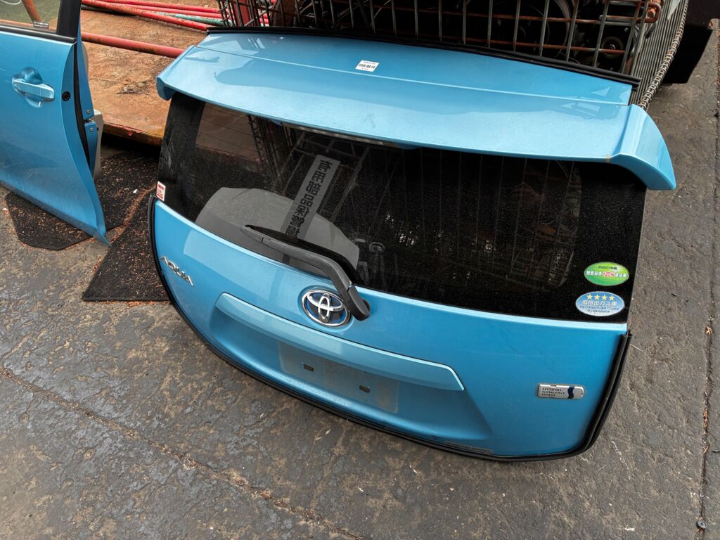 Дверь задняя на Toyota Aqua NHP10