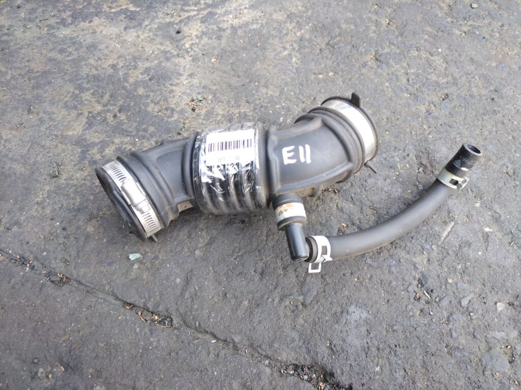 Патрубок воздушн.фильтра на Nissan Note E11 HR15DE 16578 ED000  16578 ED00A