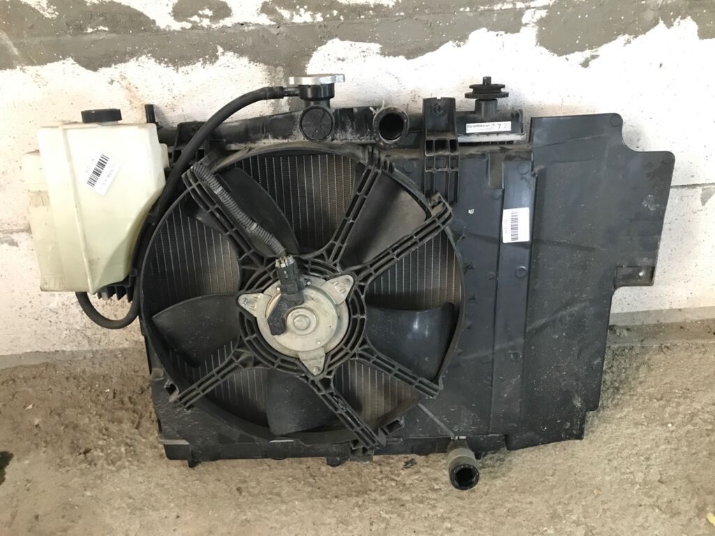 Радиатор ДВС на Nissan Note E11 HR15DE Фото 2