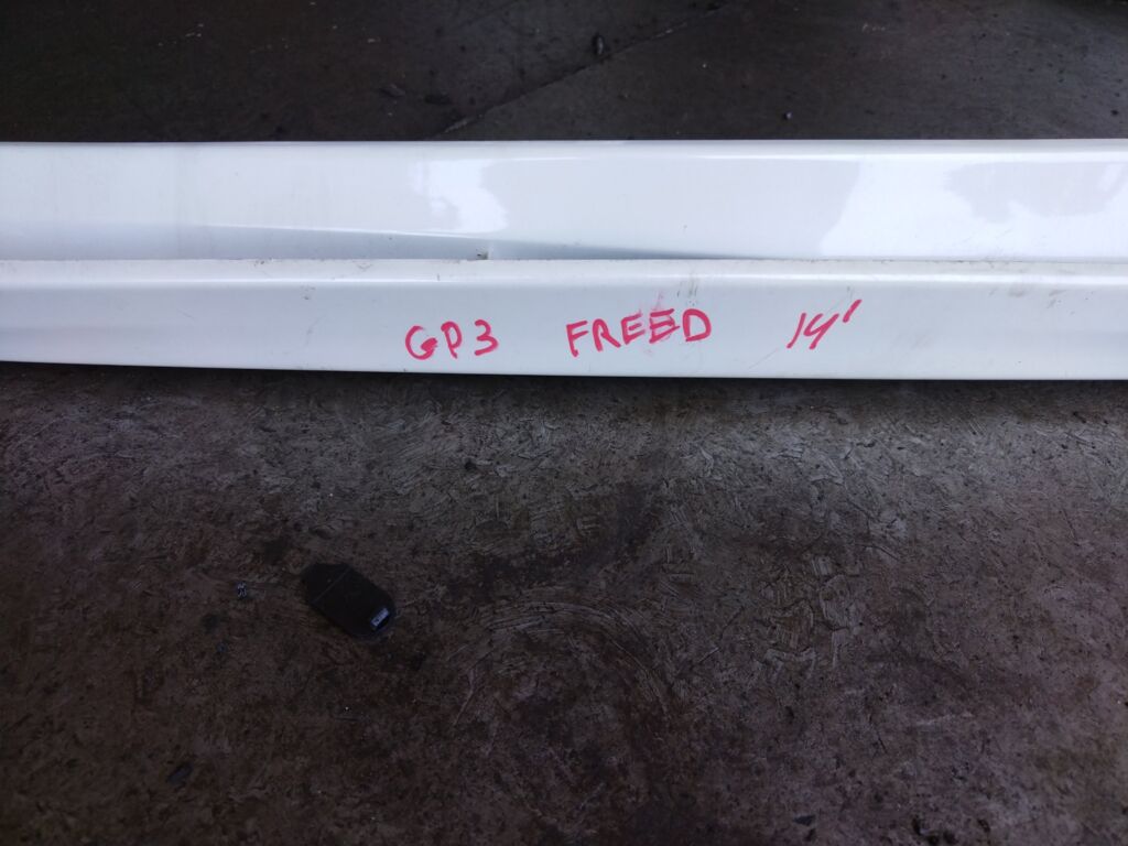 Порог кузова пластиковый ( обвес ) на Honda Freed GP3