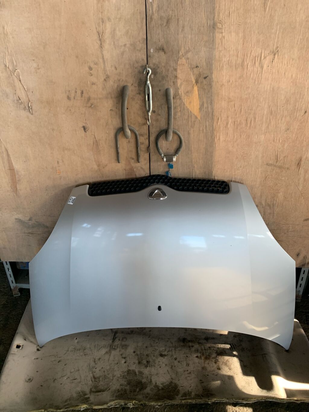 Капот на Toyota Vitz SCP10