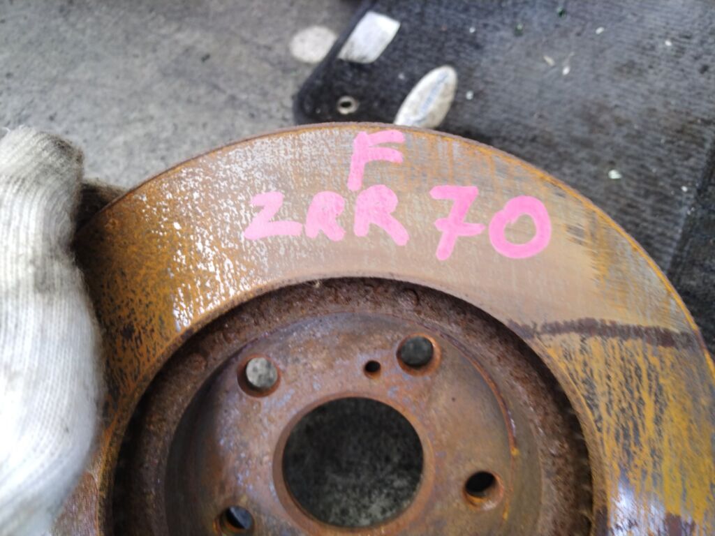 Тормозной диск на Toyota Voxy ZRR70W 3ZR-FAE 43512-42040, Переднее расположение