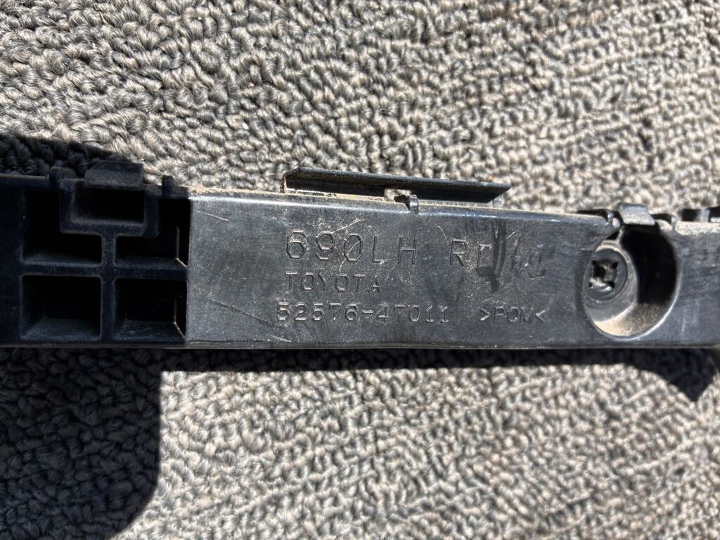 Крепление бампера на Toyota Prius NHW20 52576-47011, Заднее Левое расположение