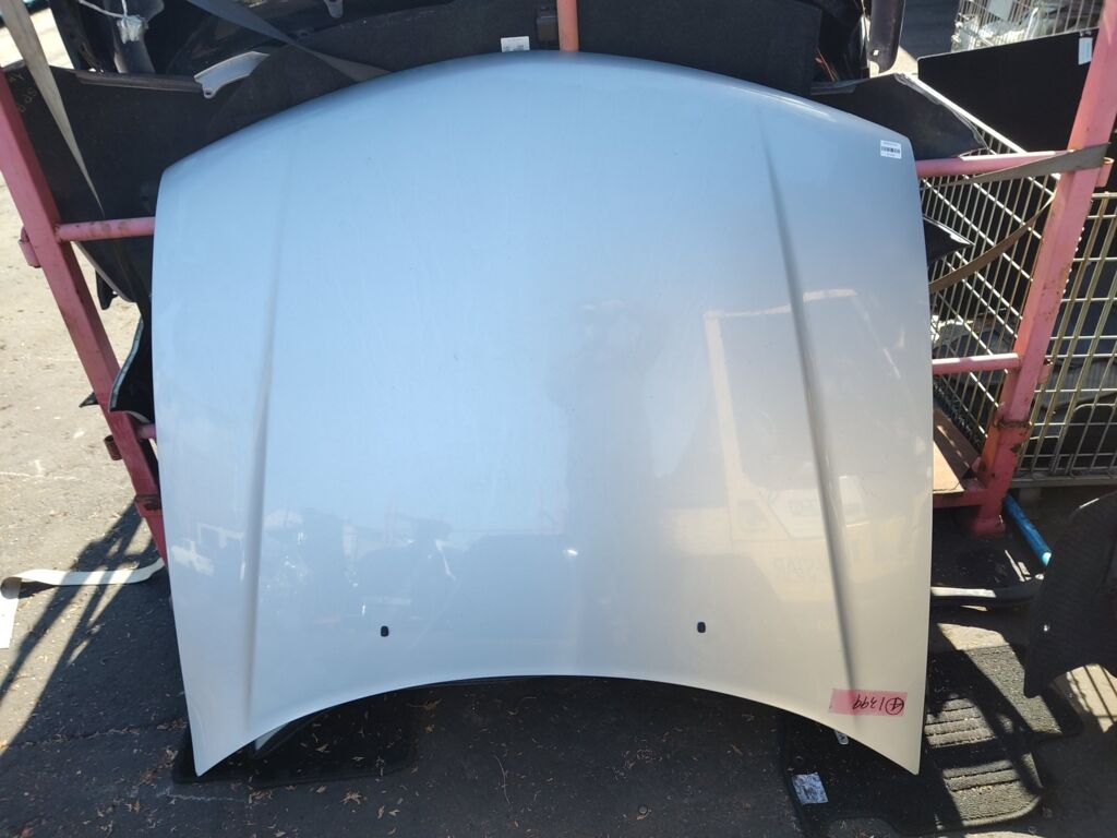 Капот на Mitsubishi Diamante F34A