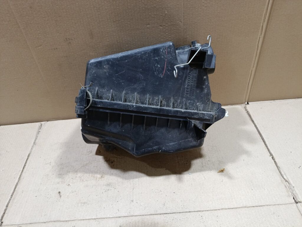 Корпус воздушного фильтра 17700-22120 на Toyota Isis ZNM10G 1ZZ-FE Фото 3