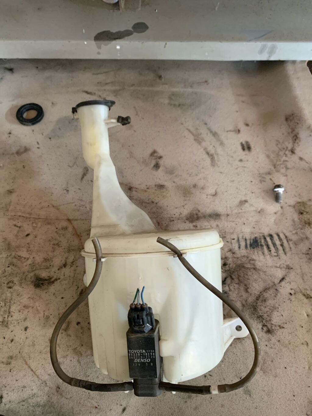 Бачок омывателя на Toyota Vitz SCP10