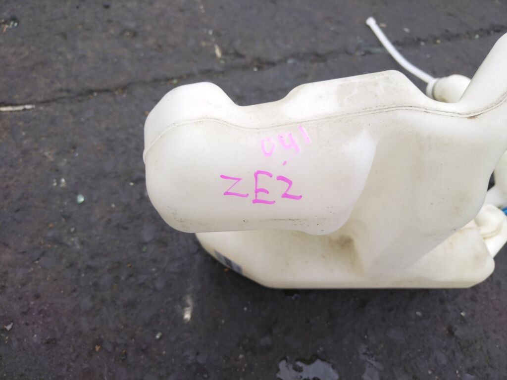 Бачок омывателя на Honda Insight ZE2