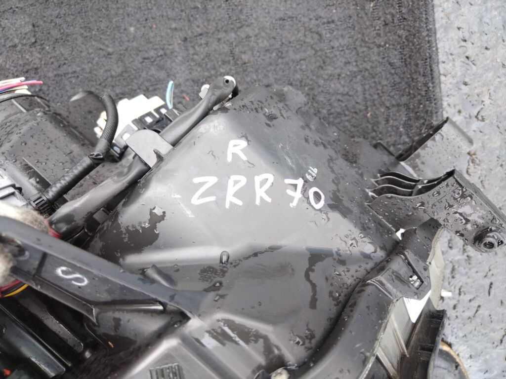 Фара на Toyota Voxy ZRR70G 28-225, Правое расположение