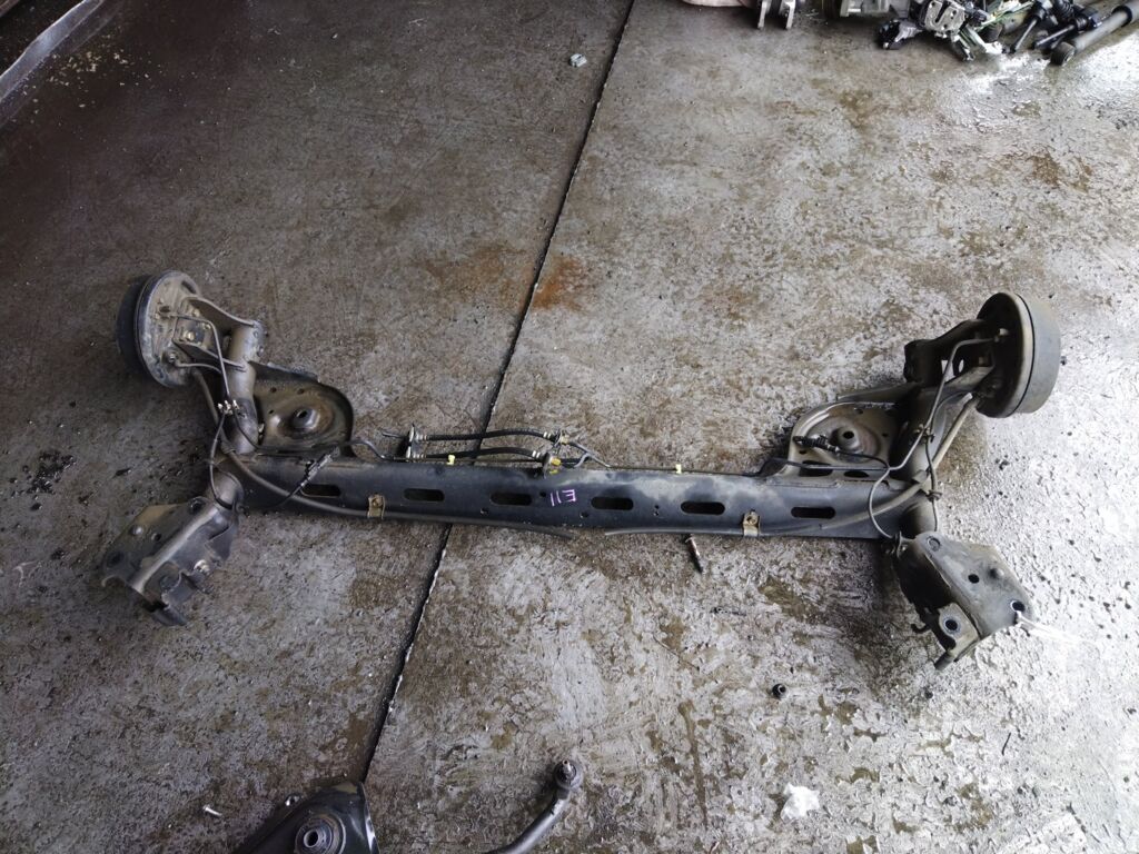 Балка подвески на Nissan Note E11 HR15DE, Заднее расположение