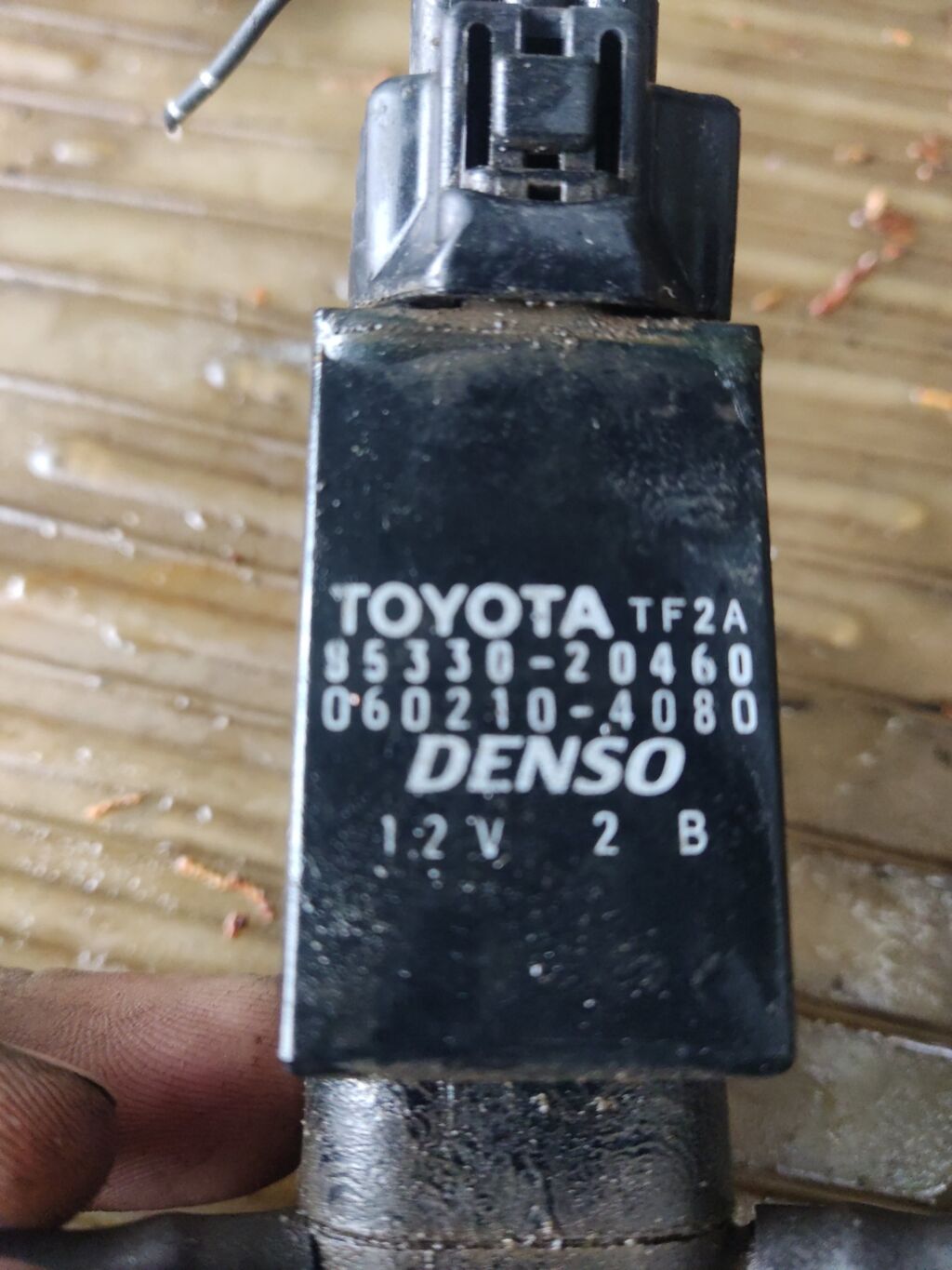Насос омывателя стекла на Toyota 85330-20460  85330-52030