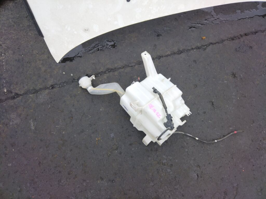 Бачок омывателя на Toyota Prius ZVW30