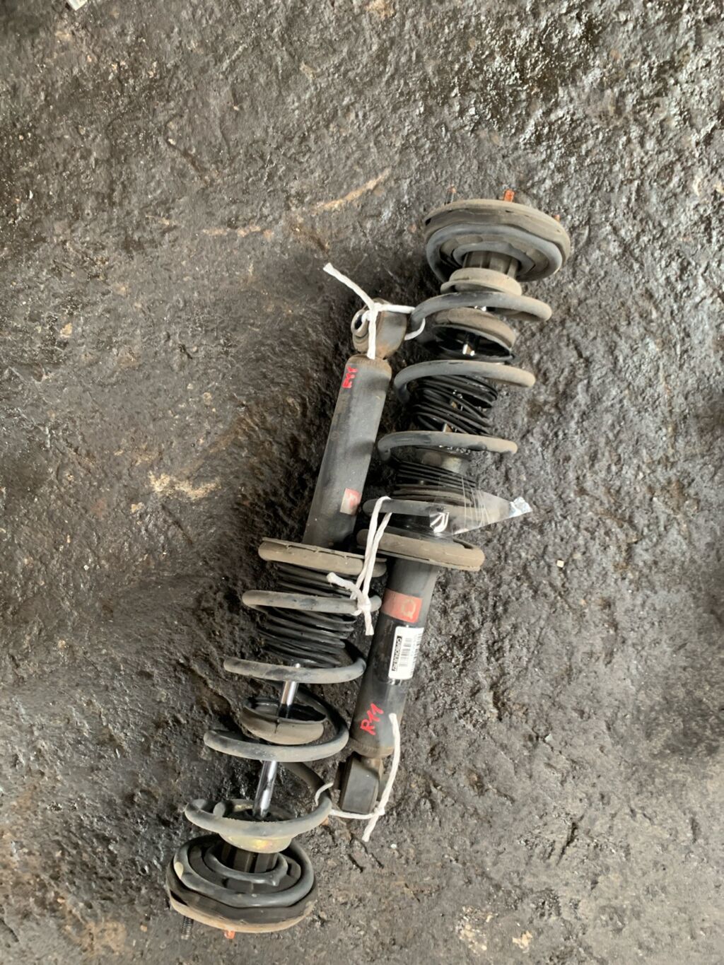 Стойка амортизатора на Nissan Presea R11 GA15DE 19-063478  19-063485  230 459  27-D36-A  280 953  341226  56210-2N325  56210-2N327  56210-2N3X7  56210-3M025  56210-3M026  56210-3M027  56210-3M028  56210-3M625  562102N300  562102N310  562102N320  562102N326  562103M011  562103M012  562103M612  SJ-049-5250  SJ-049R-B14  U2965, Заднее расположение