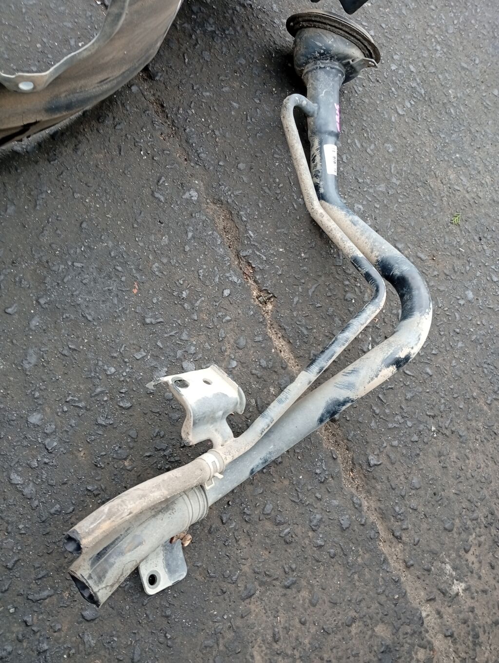 Заливная горловина топливного бака на Nissan Sunny FB15 QG15DE Фото 2