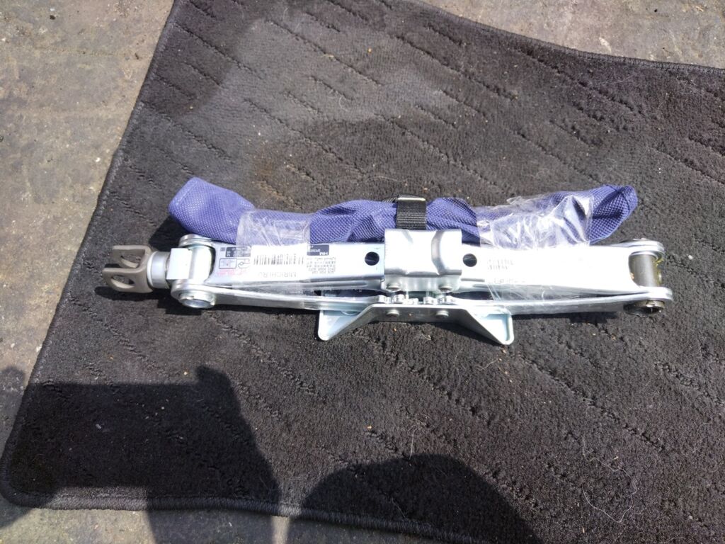 Домкрат на Honda Freed GB3