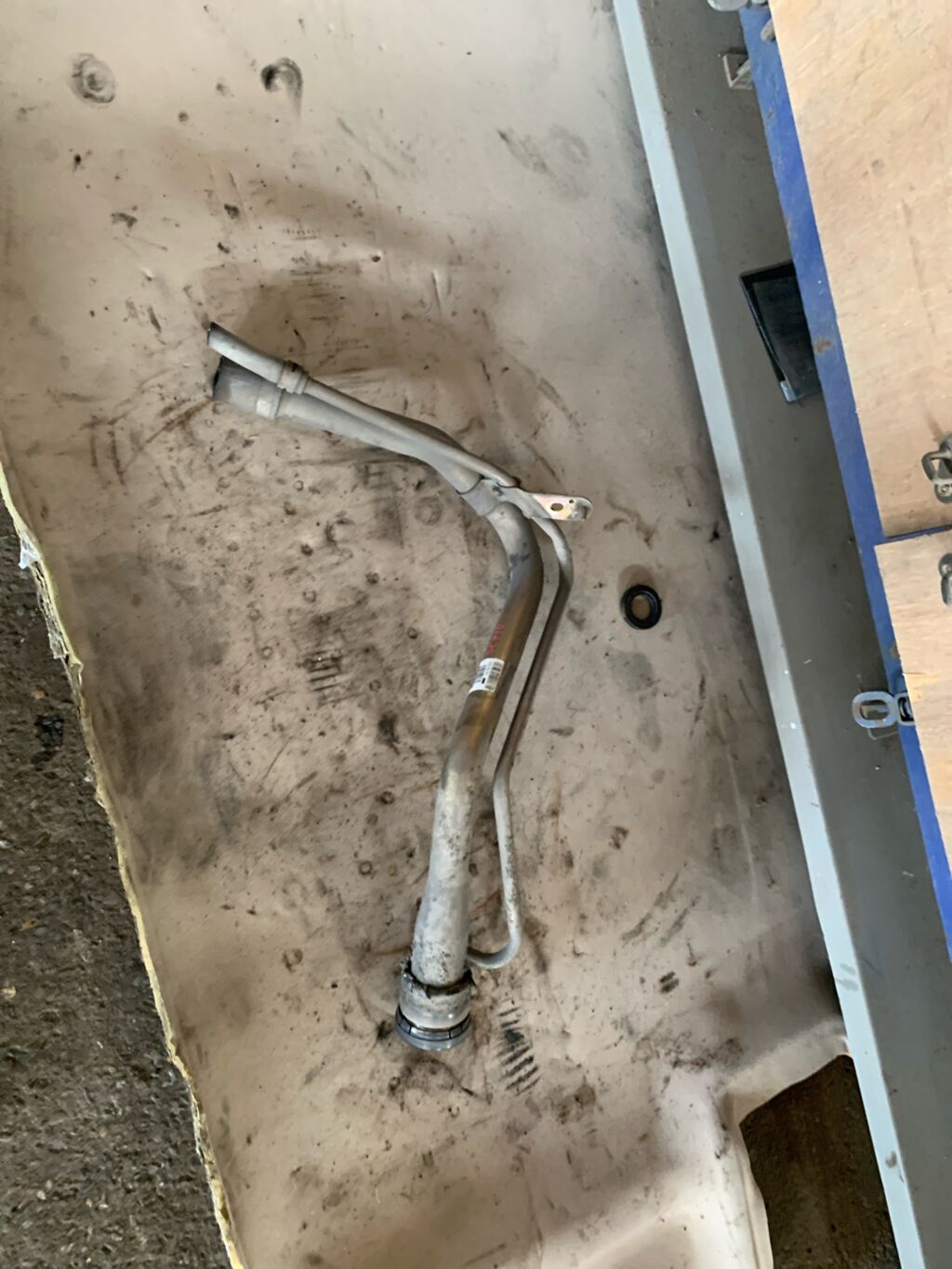 Заливная горловина топливного бака на Toyota Vitz SCP10 1SZ-FE 77201-52050