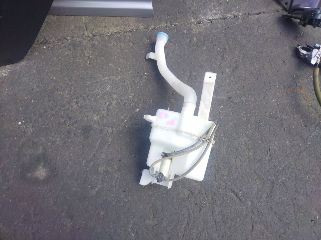 Бачок омывателя на Nissan Note E11 28919AX000