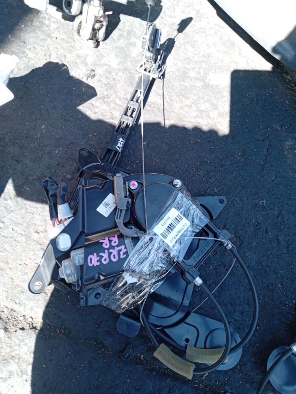 Доводчик двери на Toyota Voxy ZRR70G, Заднее Правое расположение