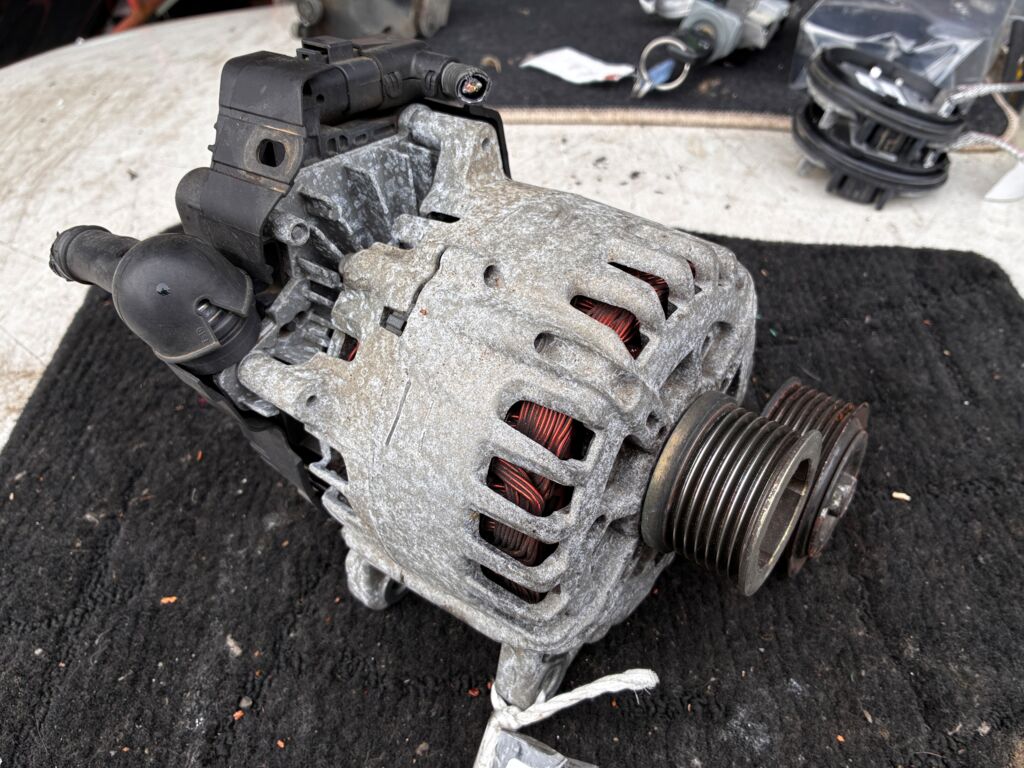 Генератор на Nissan Serena FC26 MR20DD 2310A-1VA0C