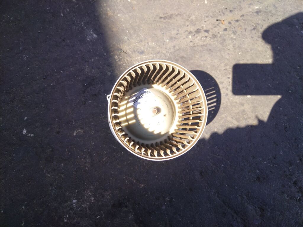 Мотор печки на Nissan Note E12