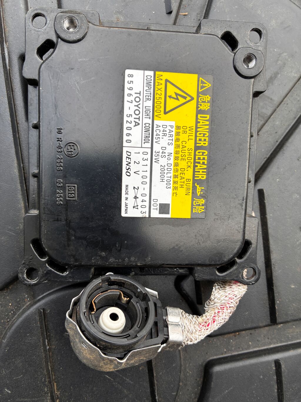 Блок розжига ксенона на Toyota Ractis NCP100 85967-52060